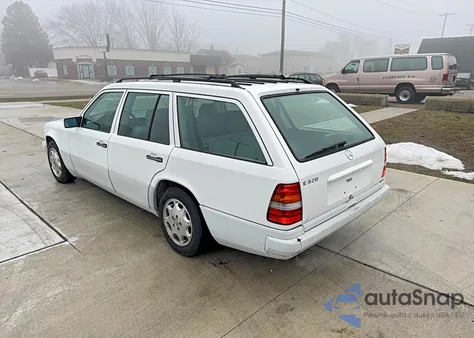 1995 Mercedes-Benz E 320 z USA, uszkodzony, nr VIN WDBEA92E2SF296279